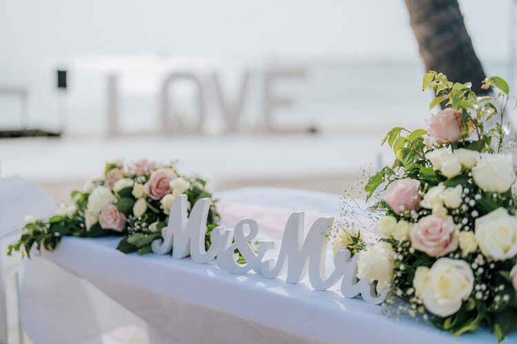 Un cartel de Sr. y Sra. en una mesa de boda