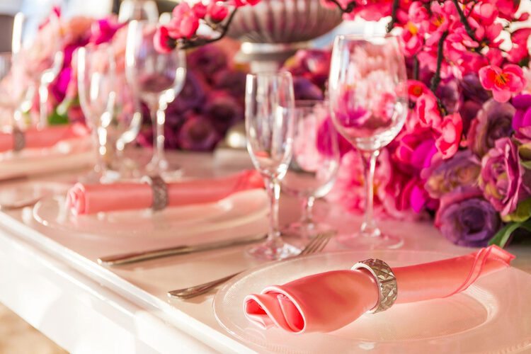 Primer plano de cubiertos de boda rosas y flores sobre una mesa