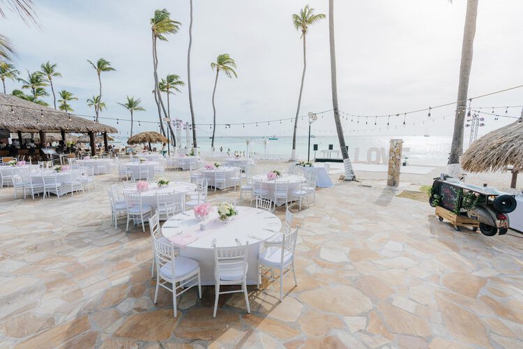 Un lugar para bodas al aire libre cerca de la playa.