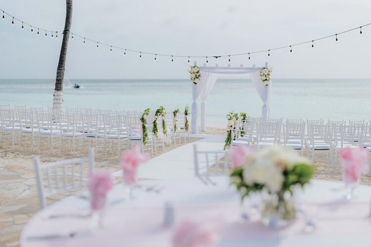 Configuración de asientos para bodas en la playa